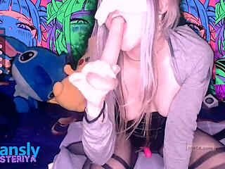 Watch this webcam girl cum and squirt all over