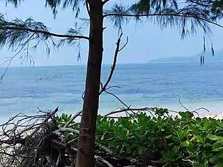 Pinay gets risky outdoor cum in mouth on solo island