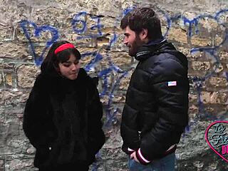 Кристал брюнетка из Бордо шалит в сексуальном белье