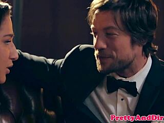 Oklamental som tú herečku a vyjebal ju tvrdo až som jej nasprejoval spermu