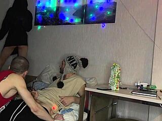 Reunión Casera De Trío Con Chica Y Pareja