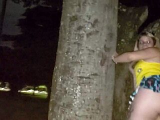 Njuter läcker stund i parken