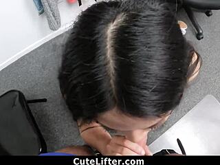 شوفي اللصة اللطيفة بالفرشاة تتسيطر عليها زب عملاق في غرفة الأمان!