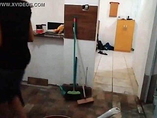 Blondă MILF își arată tatele mari gătind în bucătărie