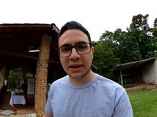 Hot nat brunet tager kæmpe pik i glat fisse med solo anal action fra USA 😈