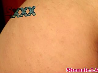 Bathing shemale jerks off solo 😘