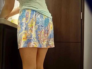 Πραγματική Κρυφή Κάμερα Πιάνει την Αργεντινή Φοιτήτρια Milet να Κατουράει Δημόσια