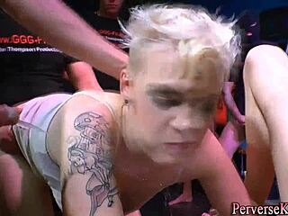 Hei, tykkäätkö kattoo kun tää tatuoitu huora litkii pissaa ryhmäfetississä?