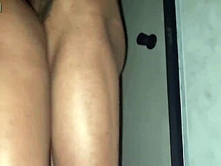 Primeira vez mais um amigo fudendo duas garotas