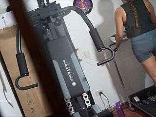 Increíble Lo Que Hace Mi Joven Vecina Mientras Hace Ejercicio!