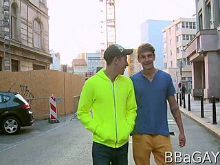 Explore free gay porn photos.