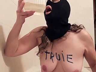 Esclave f autoseance humiliation et uro