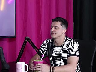 Ele se diz bi ativo mas não dá o cu, só na loja - Digão da Ilha Sheer Red