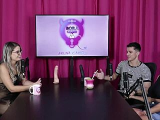 Ele se diz bi ativo mas não dá o cu, só na loja - Digão da Ilha Sheer Red