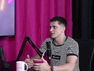 Ele se diz bi ativo mas não dá o cu, só na loja - Digão da Ilha Sheer Red