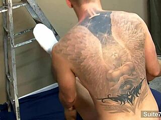 「タトゥーのゲイ労働者たち、フェラとモンスターちんぽで激しくファックしよう」