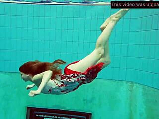 Szőrös gyömbér lengyel 18+ csaj víz alatt meztelen