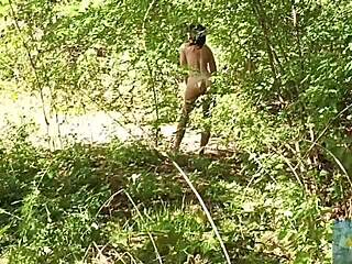 Чудесное лесное приключение с Мала Двойка, сверкающей на улице