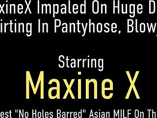 Maxine X intensely pleases her clit