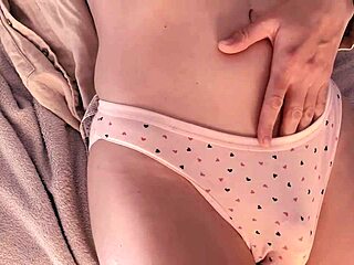 Isäpuoli kiusaa klitoristani ja märkää ajeltua pillua pikkuhousuissa