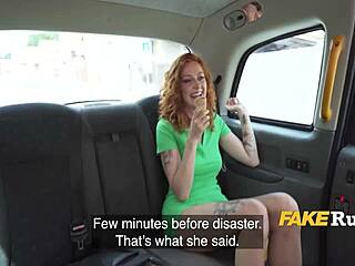 Este taxista no resistió a su mejor clienta pelirroja. Ella lo montó salvaje al aire libre en un ardiente encuentro europeo.