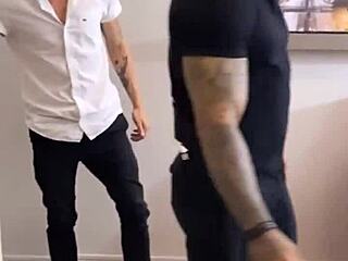 tatuado hetero fode o médico no hospital - bastidores