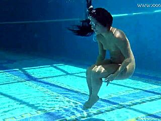 Jessica Adored The Producer With Her Sexy Look In The Pool.