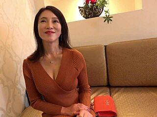 Milf giapponesone con tette giganti beccata in clip homemade segreta