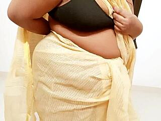 Sexy indian aunty in traditional saree