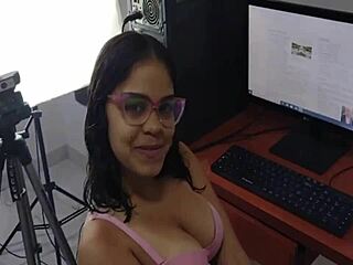 Entro al cuarto de mi hermanastra mientras hace tareas del colegio y me seduce - valentinahot