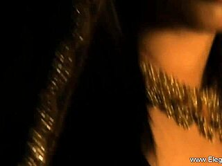 Kaunis eksoottinen itämainen tyttö eroottisella ohjeistuksella