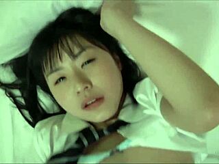 귀여운 어린 여자랑 섹스하면서 강렬한 얼굴 피니시