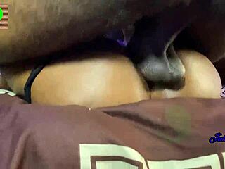 Juliet Simeon chevauche grosse bite noire pour creampie