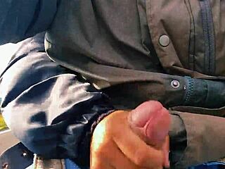 Kåt hotwife runkar på vägen, nästan påkommen i djärv utomhusknull