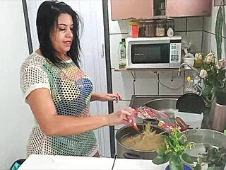 Hey, wanna watch Sarah Rosa cook sexy macarrão in lingerie?