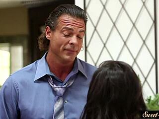 Потрясающая 18+ крошка скачет на хуе отчима в ковгерл-ролплее