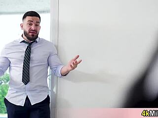 ねえ、セクシーな熟女妻の新しい白い網タイツが旦那のために準備OK！🥵