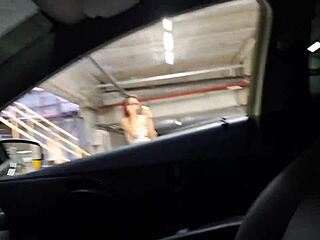 สาวสวยเสี่ยงเสียวหีกลางแจ้งต่อหน้าคน