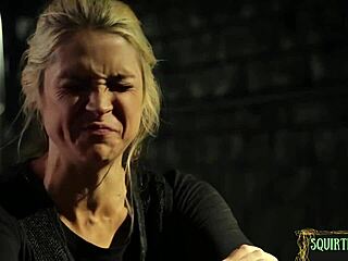 Militær mistress befaler mens hun slikker fangens intime steder i dampende møde