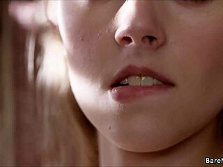 Απελπισμένη μεσαιωνική υπηρέτρια Alyce Anderson αγγίζει τον εαυτό της κοντινό