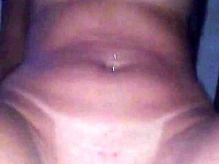 Morena linda super gostosa fode com amante no quarto. Ela geme alto.