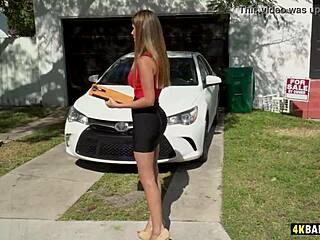 Naivná kráska Alexa Vega s bublinovým zadkom v dodávke