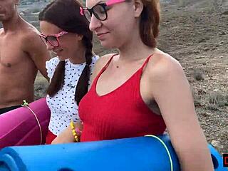 Jungs heben zwei Mädchen in den Bergen auf und ficken sie hart im Outdoor-Doggy-Quickie! Was für ein wilder Gruppenfick!