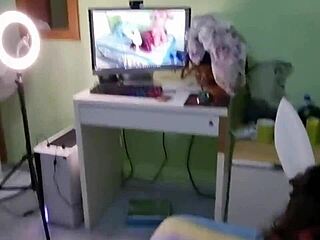 Ik zuig lul van vriends man dan neukt hij mijn kont met dildo en handjob tot spuiten binnenin