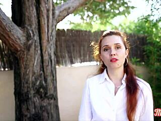 Кира, очень шаловливая 32-летняя медсестра из Франции, начинает свое сексуальное приключение в белье.