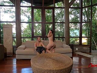 เย็ดสาวสลัดวัย 18+ แฟลชก้นและเต้านมเล็กก่อนควยยักษ์