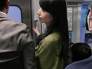 Uff... japonska žena otipana na vlaku, brizga zunaj, pa še notranji izliv!