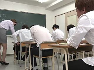 Gift lærer Mayuko Okamura drivvåd under stille klimaks-lektion