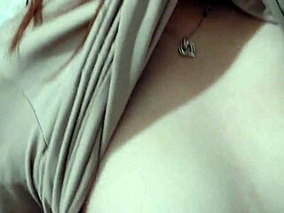 Fată filipineză 18+ drăguță arată tite naturale și pizdă strânsă