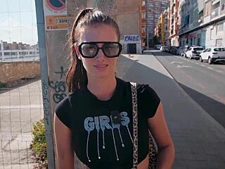 Он уговорил меня на скидку и жестко отымел раком